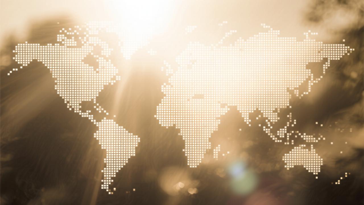 轻松修复老照片，高清技术让回忆重生。